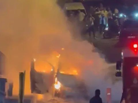 Eyüpsultan'da seyir halindeki hafif ticari araç alev alev yandı - fotoğraf 1