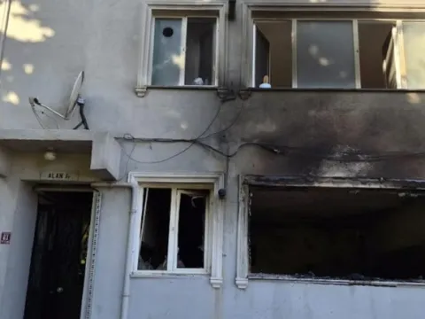 Balıkesir sabah saatlerinde patlama: Doğal gaz şüphesiyle tüpü yaktı, bina sarsıldı - fotoğraf 3