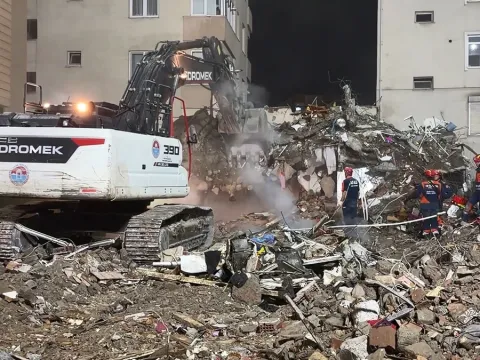İstanbul'da çöken binada ölü sayısı 5'e yükseldi - fotoğraf 2