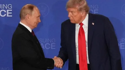 Clinton: Putin'de Trump'ın videosu var