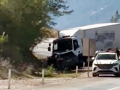 Antalya'da kamyon ile cip çarpıştı; 1 turist öldü, 3 yaralı - fotoğraf 3