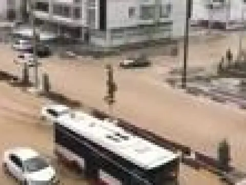 Diyarbakır’da sağanak; cadde ve sokaklar göle döndü - fotoğraf 5