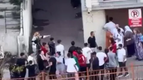 Çocukları kandırmaya çalışan şüphelilere, mahalleli saldırdı! Kendilerini otoparka kilitlediler