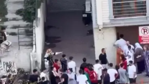 Çocukları kuş yalanıyla kandırmaya çalıştılar! Mahalleli saldırınca otoparka kilitlendiler