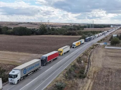 Hamzabeyli Sınır Kapısı'nda TIR kuyruğu 30 kilometreyi buldu - fotoğraf 2