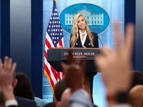 Trump'ın yeni sözcüsüyle ilgili tartışmalar sürüyor. "Avukatım" demişti, baro kaydı bulunamadı - fotoğraf 1