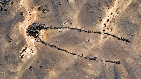Çölün ortasında 54 metre boyunca uzanan taşların gizemi çözüldü