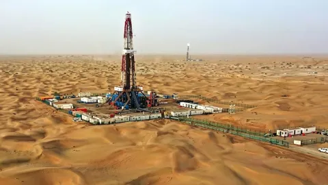 Çölün ortasında milyonlarca ton petrol ve doğalgaz fışkırıyor