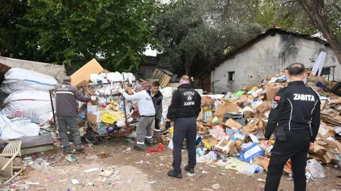 Çöp ev operasyonu: 8 kamyon atık çıkarıldı