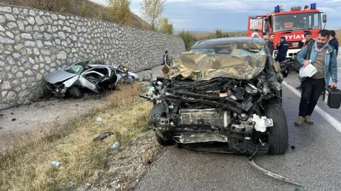 Çorum'da iki otomobil çarpıştı: 4 ölü, 2 yaralı