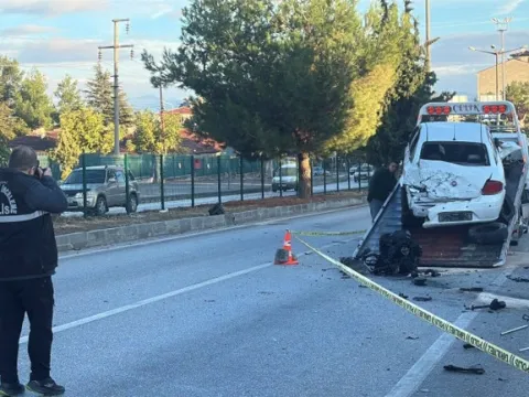 Burdur'da iki aracın çarpıştığı kazada motor yerinden fırladı: Ortalık savaş alanına döndü - fotoğraf 3