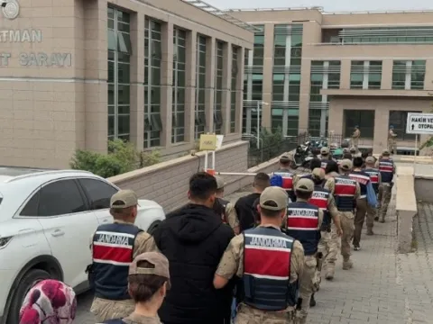 8,5 milyar liralık para hareketliliği | Batman merkezli 13 ilde yasa dışı bahis operasyonunda 119 gözaltı - fotoğraf 4