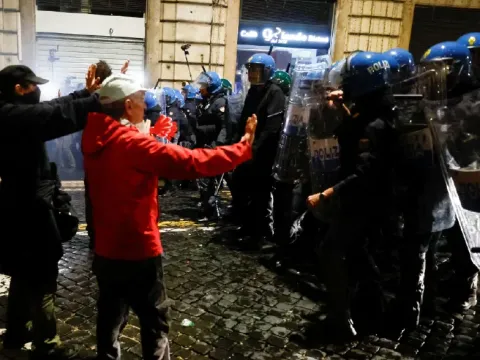 Avrupa'da sokaklar hareketli. Fransa, İspanya ve İtalya'da protestolara polis müdahalesi - fotoğraf 1