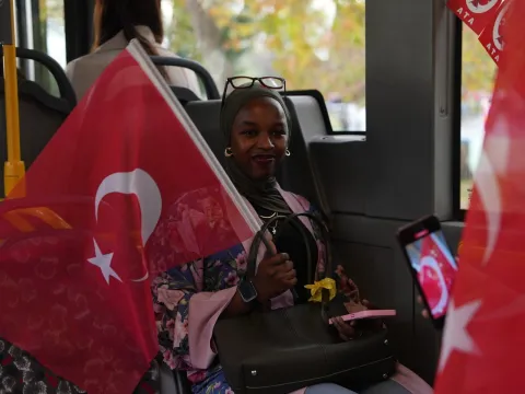 Halk otobüsünde yolcuları şoke eden Cumhuriyet Bayramı kutlaması! - fotoğraf 6