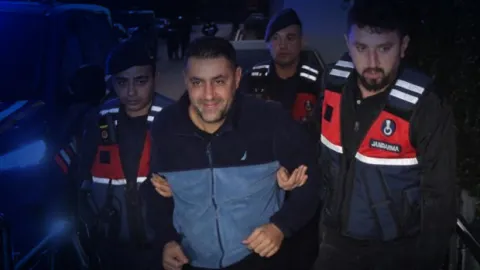 Çukurova Belediyesi'ne operasyon: Emrah Kozay, Soner Çetin ve diğer şüpheliler adliyeye sevk edildi