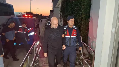 Çukurova Belediyesi'ne operasyonda gözaltına alınan 49 şüpheli adliyede