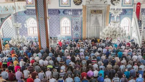 CUMA NAMAZI SAATLERİ 23 EKİM 2026: Bugün Cuma Namazı Saat Kaçta Kılınacak? Cuma Namazı Kaç Rekat, Nasıl Kılınır? Diyanet İl İl Cuma Namazı Vakitlerini Açıkladı!