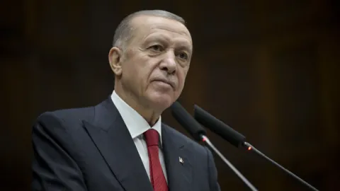 Cumhurbaşkanı Erdoğan, anne ve babasının kabirlerini ziyaret etti