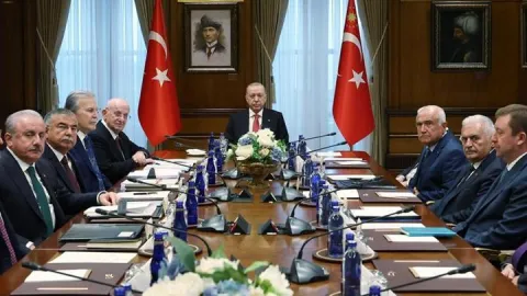 Cumhurbaşkanı Erdoğan başkanlığında kritik toplantı! YİK Külliye'de toplandı