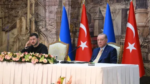 Cumhurbaşkanı Erdoğan ile Ukrayna Devlet Başkanı Zelenskiy'den ortak basın toplantısı