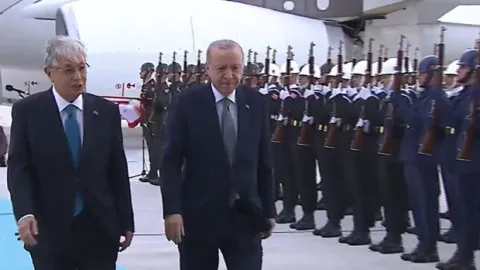 Cumhurbaşkanı Erdoğan, Tokayev'i havalimanında karşıladı