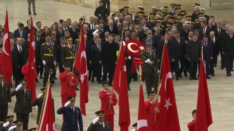 Cumhuriyet 103 yaşında. Devlet erkanı Ata'nın huzurunda