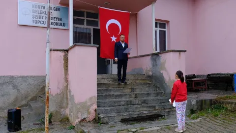 Cumhuriyet Bayramı'nı iki kişi kutladılar: Öğretmenin sözleri duygulandırdı