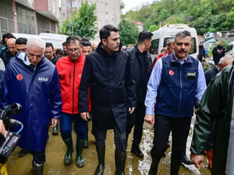 Bakan Kurum ve Bakan Çiftçi Ayazağa'da incelemelerde bulundu! 'Kayıp 4 vatandaş aranıyor! 60 bin personel sahada' - fotoğraf 3