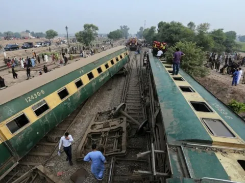 Pakistan’da tren kazası: : 5 ölü, 30'dan fazla yaralı - fotoğraf 1