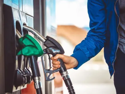AKARYAKITA DEV İNDİRİM! Benzine İkinci İndirim Geliyor mu? 21 Ekim 2026 Güncel Benzin, Motorin ve LPG Fiyatları - fotoğraf 1
