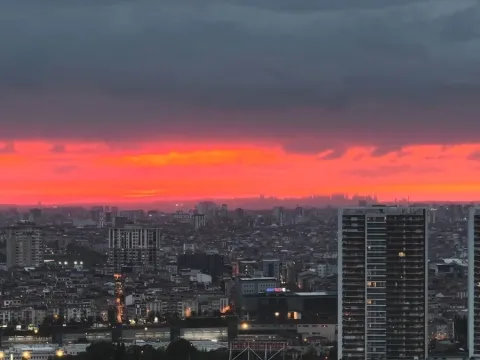 İstanbul'da bir yanda yağmur bulutları, diğer yanda gün batımı - fotoğraf 2