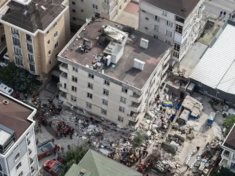 Maltepe'de enkazdan çıkan kişi çökme anını anlattı: "Binamız çatlaktı, komşular sesler duyuyordu" - fotoğraf 1