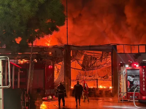 Akü üretimi yapılan fabrikada korkutan yangın - fotoğraf 1
