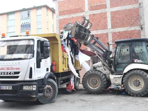 Evden 20 kamyon çöp çıktı - fotoğraf 1