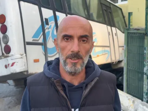 Arkasından koştu ama yetişemedi: Freni boşalan midibüs evin bahçesine daldı! - fotoğraf 1