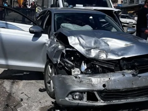 Saniyelerle kurtuldu! Kamyonetin ok gibi saplandığı kaza kamerada - fotoğraf 3