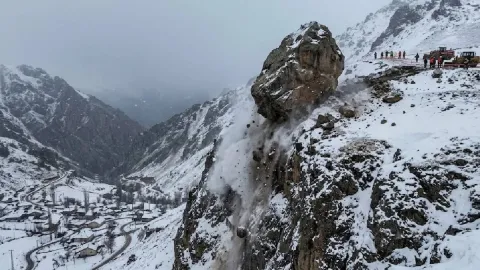 Dağdan yuvarladıkları kaya tüm köyü yok etti