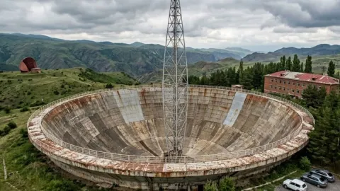 Dağın tepesinde 54 metrelik dev ayna unuttular
