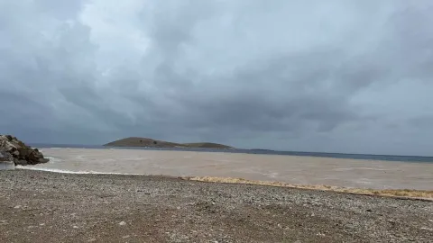 Datça'da sağanak sonrası deniz kahverengiye döndü