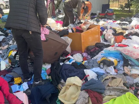 İstanbul'da ilginç olay: Ceza korkusuyla sokağa atılan kıyafetleri kapış kapış götürdüler! - fotoğraf 5
