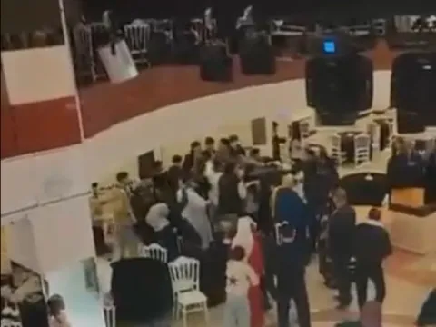 Takı töreni bir anda karıştı: Tekme, yumruk ve sandalyeler havada uçuştu - fotoğraf 3