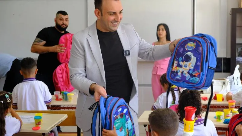 Defne Belediyesi'nden İlkokul Öğrencilerine Kırtasiye Yardımı