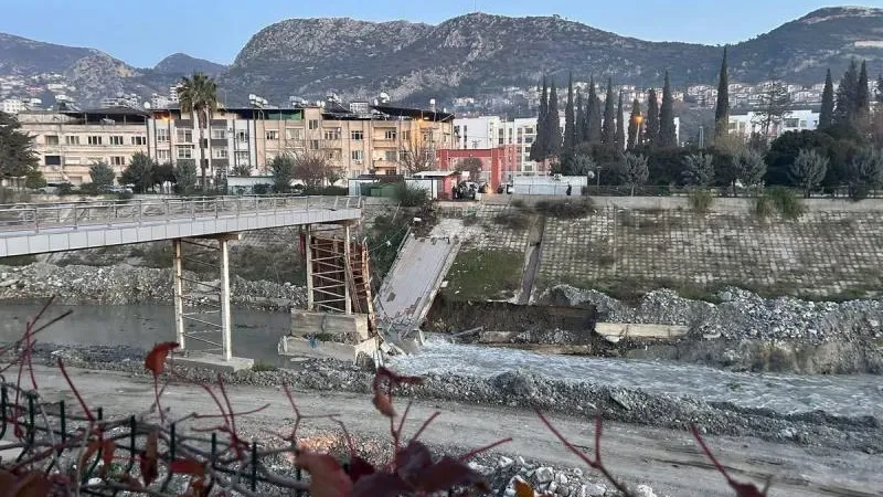 Defne'de Çöken Köprü Kontrollü Şekilde Yıkıldı