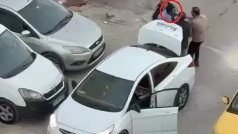 Dehşet anları anbean kamerada! Arabanın bagajına koyup kaçırdılar