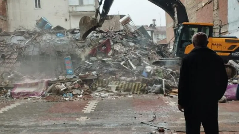 Deprem Enkazından Yol ve Kaldırım