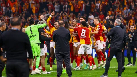 Derbi zaferini taraftarıyla kutladı