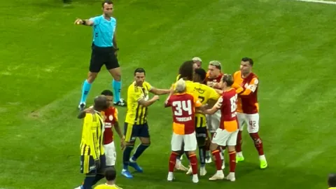 Derbinin 16. saniyesinde ortalık karıştı! Lukaku ve Abdülkerim birbirine girdi