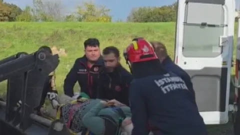 Dere taştı, kolu kırılan kadın kepçeyle karşıya geçirildi