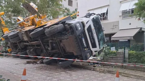 Devrilen vinç 11 katlı binaya çarptı