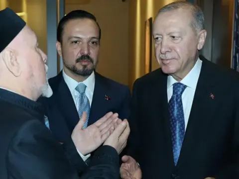 "Kurultay Fenomeni" adlı eser ve Tenzile Erdoğan portresi Cumhurbaşkanı Erdoğan'a takdim edildi - fotoğraf 3